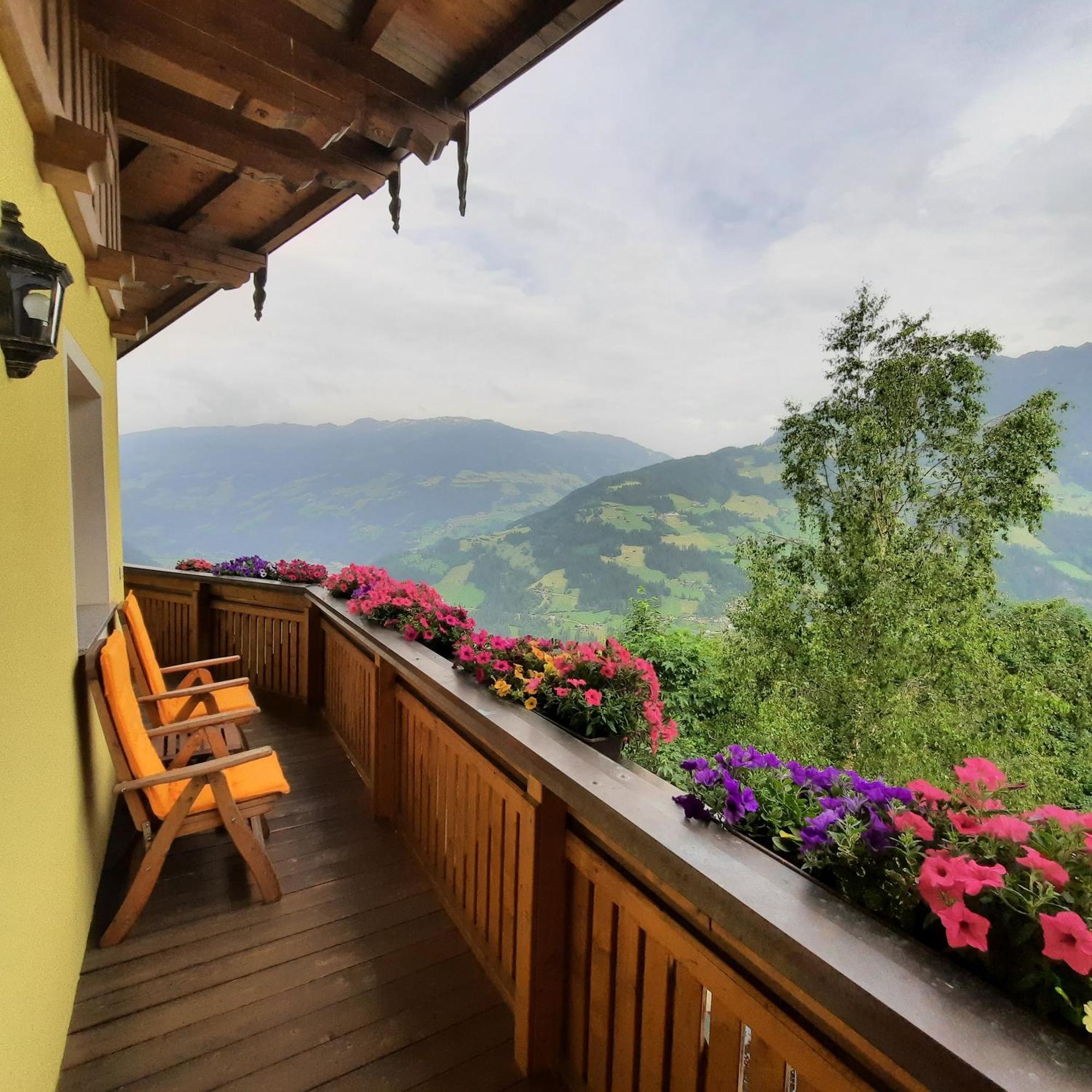 Landhaus Katharina Bis 12 Personen Mit Saunachalet Und Blick Auf Die Bergwelt Des Zillertals Hippach Exterior photo