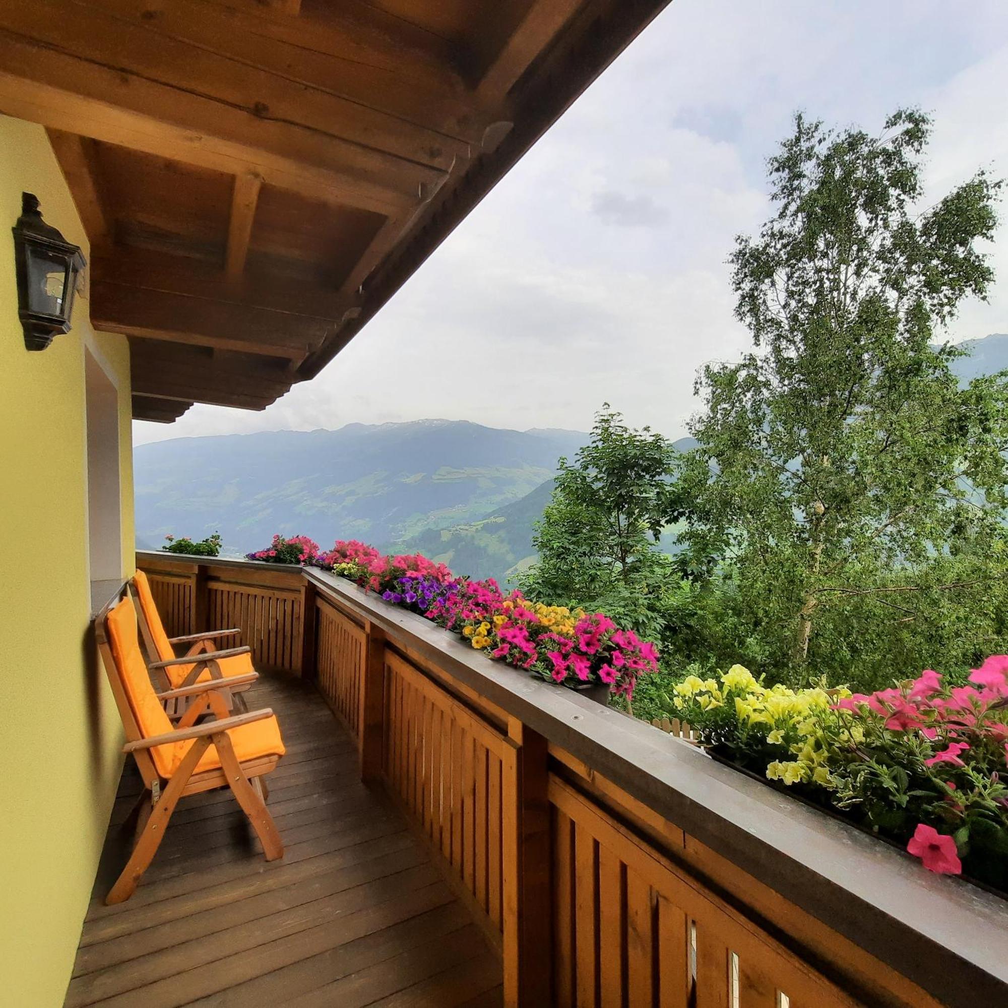 Landhaus Katharina Bis 12 Personen Mit Saunachalet Und Blick Auf Die Bergwelt Des Zillertals Hippach Exterior photo